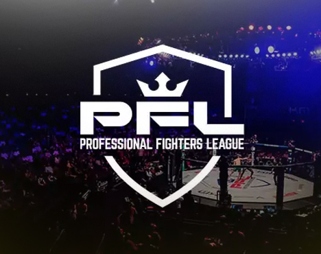 Логотип Professional Fighters League (PFL) на фоне стадиона с октагоном. В центре щит с короной над буквами PFL. Вокруг темный зал, освещенный огнями, с видимой ареной для боев
